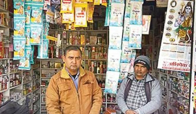 मेडिकल स्टोरों से फार्मासिस्ट नदारद, दवाओं के सैंपल भरे