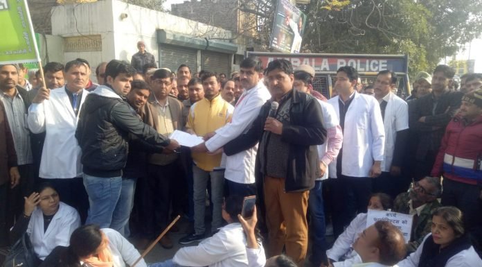 फार्मासिस्टों को नहीं मिल पाए स्वास्थ्य मंत्री, की नारेबाजी