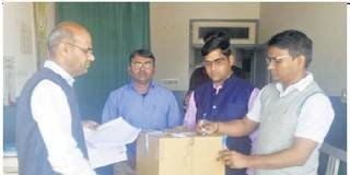 अवैध रूप से मेडिकल स्टोर चलाते पकड़ा, दुकान सीज