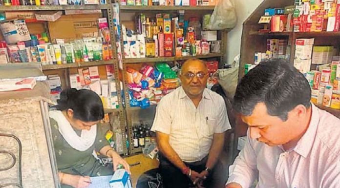 मेडिकल स्टोर पर छापा, 73 प्रकार की दवा बरामद