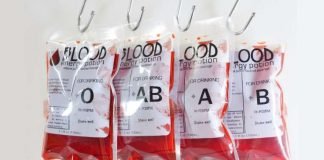 दवा व्यापारियों ने ड्रग इंस्पेक्टर को घेरा