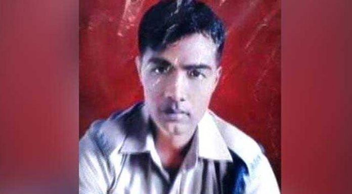 दवा कंपनी ने शहीद के परिवार को सौंपा पांच लाख का चेक