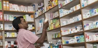 कैमिस्ट शॉप पर दवाओं के सैंपल लिए, बिक्री पर लगाई रोक