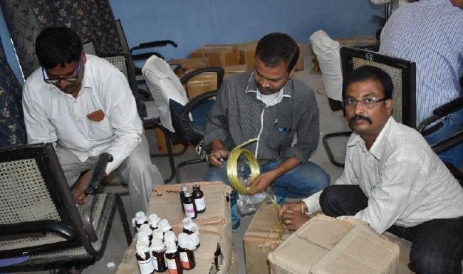 मकान पर छामापारी कर लाखों का कफ सीरप जब्त