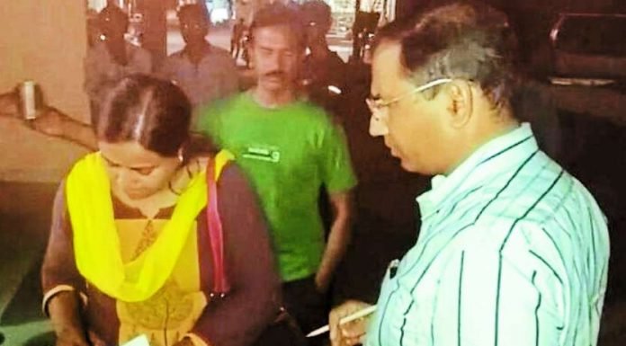 स्कूल बस से नशीली दवाओं की सप्लाई, 2 गोदाम सील