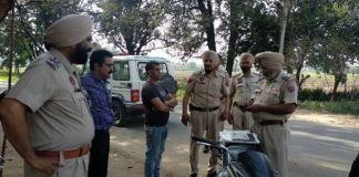 पुलिस ने दवाइयों से भरी कार कब्जे में ली