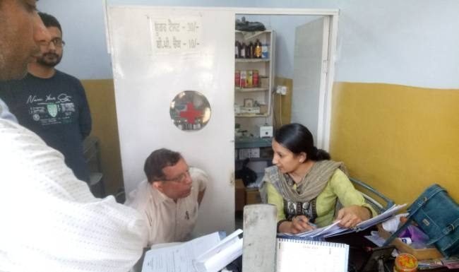 क्लीनिक पर भरे दवा के सैंपल