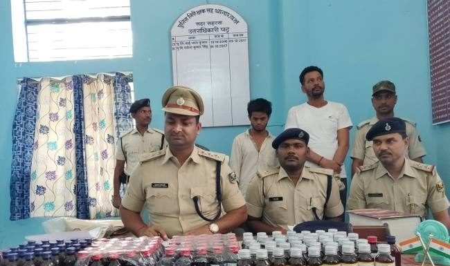 मकान पर रेड कर कफ सिरप की खेप जब्त, दो गिरफ्तार