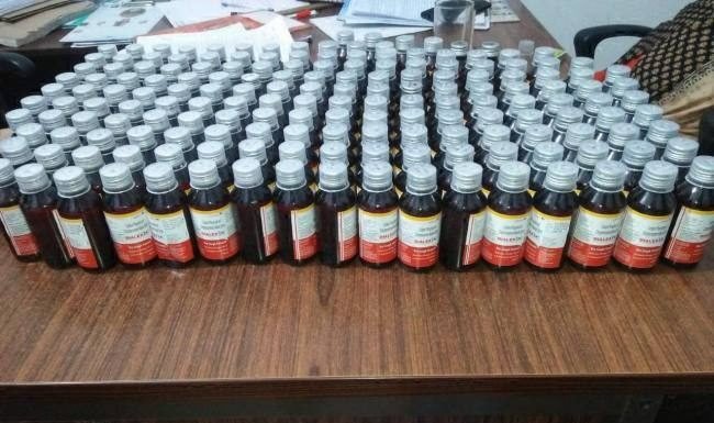 बाइक पर नशीला सीरप ले जाते दो युवक गिरफ्तार