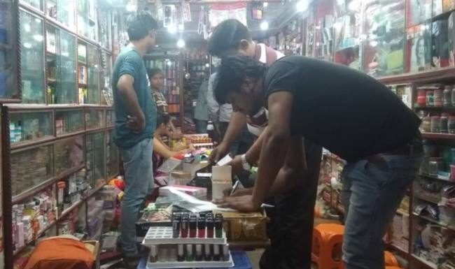 दुकानों पर जांच के दौरान भारी मात्रा में मिला नकली कॉस्मैटिक
