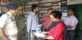 नशा बेचने पर तीन मेडिकल स्टोर सील