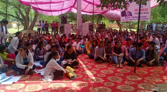 रोहतक पीजीआई के डॉक्टर हड़ताल पर