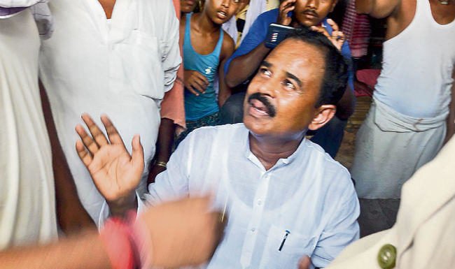 बिमार बच्चों का हाल जानने आए विधायक को बनाया बंधक, एम्स डॉक्टर निलंबित