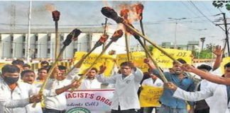 ड्रग इंस्पेक्टर पर हमले के विरोध में भावी फार्मासिस्टों ने निकाला मार्च