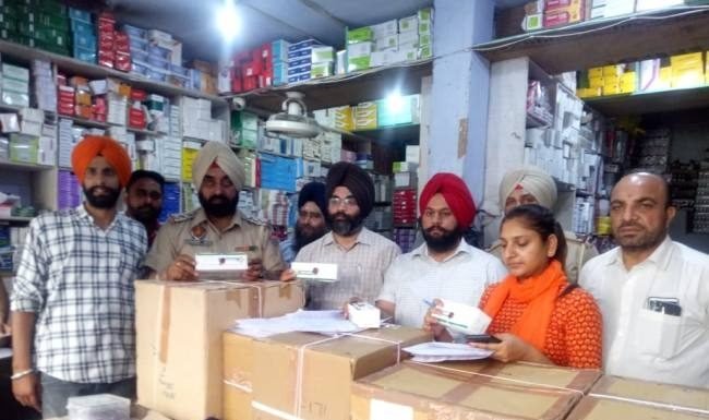 कार में प्रतिबंधित दवाइयों का जखीरा ले जाते युवक को पकड़ा