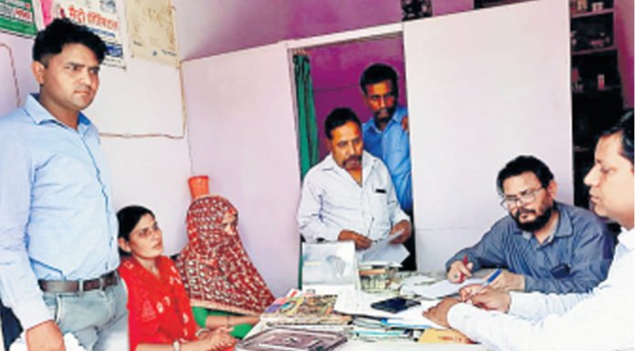 गर्भपात की दवा बेचते आशा वर्कर और बिना डिग्रीधारी डॉक्टर को दबोचा
