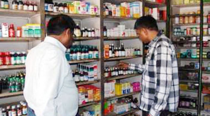 प्रतिबंधित दवा बेचने की शिकायत पर मारा छापा
