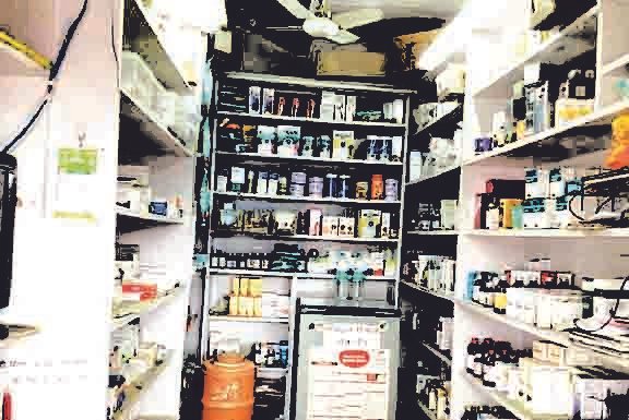 दवा दुकान की आड़ में चल रहे क्लीनिक पर पड़ा छापा