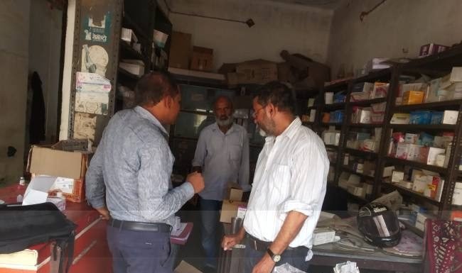 बिना लाइसेंस चल रही तीन दवा दुकानों को नोटिस