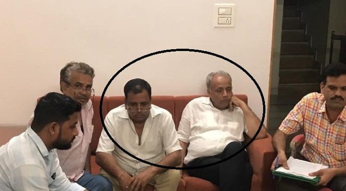 ड्रग कंट्रोलर व इंस्पेक्टर को रिश्वत लेते रंगे हाथों पकड़ा