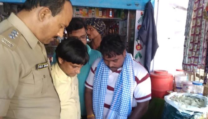 प्रतिबंधित दवा बेचते कैमिस्ट को पकड़ा, स्टोर सील
