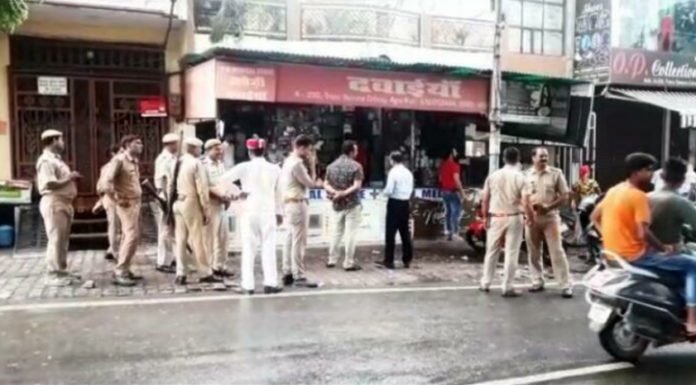मेडिकल स्टोर पर छापा, भारी मात्रा में मिली सैंपल की दवाइयां