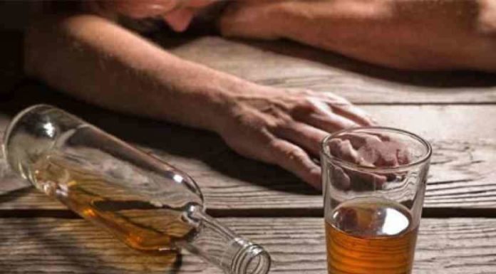 सेकंड हैंड ड्रिंकिंग भी दे रही नुकसान