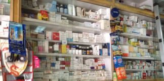 मेडिकल स्टोरों पर छापेमारी कर प्रतिबंधित दवाओं की बिक्री रोकी medical store