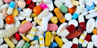 कैमिस्ट के घर पर रेड, प्रतिबंधित दवाओं समेत गिरफ्तार