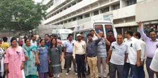 फार्मासिस्टों ने काली पट्टी बांधकर जताया विरोध