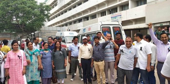 फार्मासिस्टों ने काली पट्टी बांधकर जताया विरोध