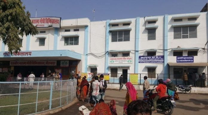 मेडिकल स्टोरों पर नकली दवा के शक में सैंपल लिए