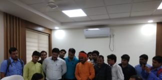 फार्मासिस्टों ने काले रंग के गुब्बारे छोडक़र जताया विरोध