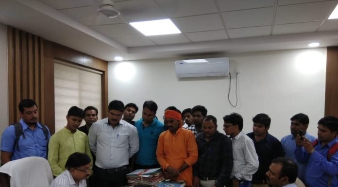 फार्मासिस्टों ने काले रंग के गुब्बारे छोडक़र जताया विरोध