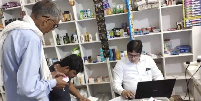 नशीली दवाएं बेचने पर दो दवा दुकानें सील