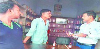 दवा दुकान पर मरीजों का इलाज करता मिला फार्मासिस्ट