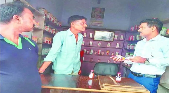 दवा दुकान पर मरीजों का इलाज करता मिला फार्मासिस्ट