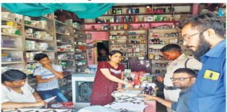 मेडिकल स्टोर पर रेड, दवा दुकानदार की पत्नी ने मचाया हंगामा