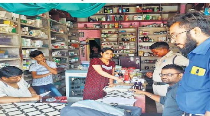 मेडिकल स्टोर पर रेड, दवा दुकानदार की पत्नी ने मचाया हंगामा