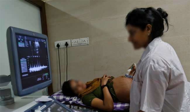 अल्ट्रासाउंड सेंटर पर रेड, भ्रूण लिंग जांच करते पकड़ा