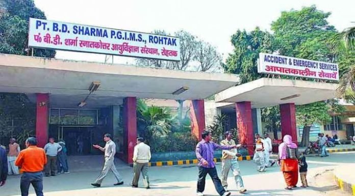 पीजीआई के डॉक्टर पर लगा 4 लाख रुपए हर्जाना