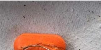 नामी कंपनी की टेबलेट में निकला लोहे का तार