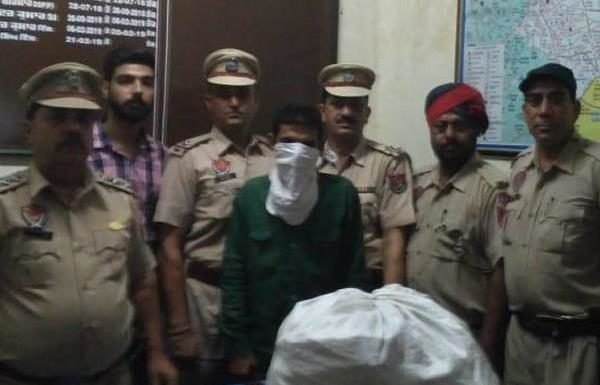 65 डिब्बे प्रतिबंधित दवा सहित एक गिरफ्तार