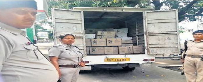 एल्केम दवा कंपनी की वैन से शराब की तस्करी, जब्त