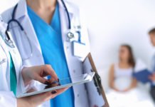 डॉक्टर के क्लीनिक पर रेड कर भारी मात्रा में दवाएं जब्त