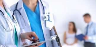 छापामारी की सूचना पर मरीजों को कमरे में बंद कर भागा फर्जी डॉक्टर