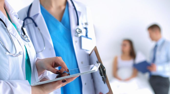 डॉक्टर के क्लीनिक पर रेड कर भारी मात्रा में दवाएं जब्त