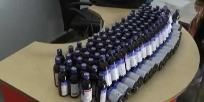 प्रतिबंधित दवा कोरेक्स के साथ बॉर्डर पर तस्कर गिरफ्तार