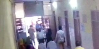 महिला ने डॉक्टर को चप्पल से पीटा, घटना सीसीटीवी में कैद
