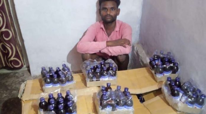 कफ सिरप की पेटियां ले जाता ऑटो चालक पकड़ा